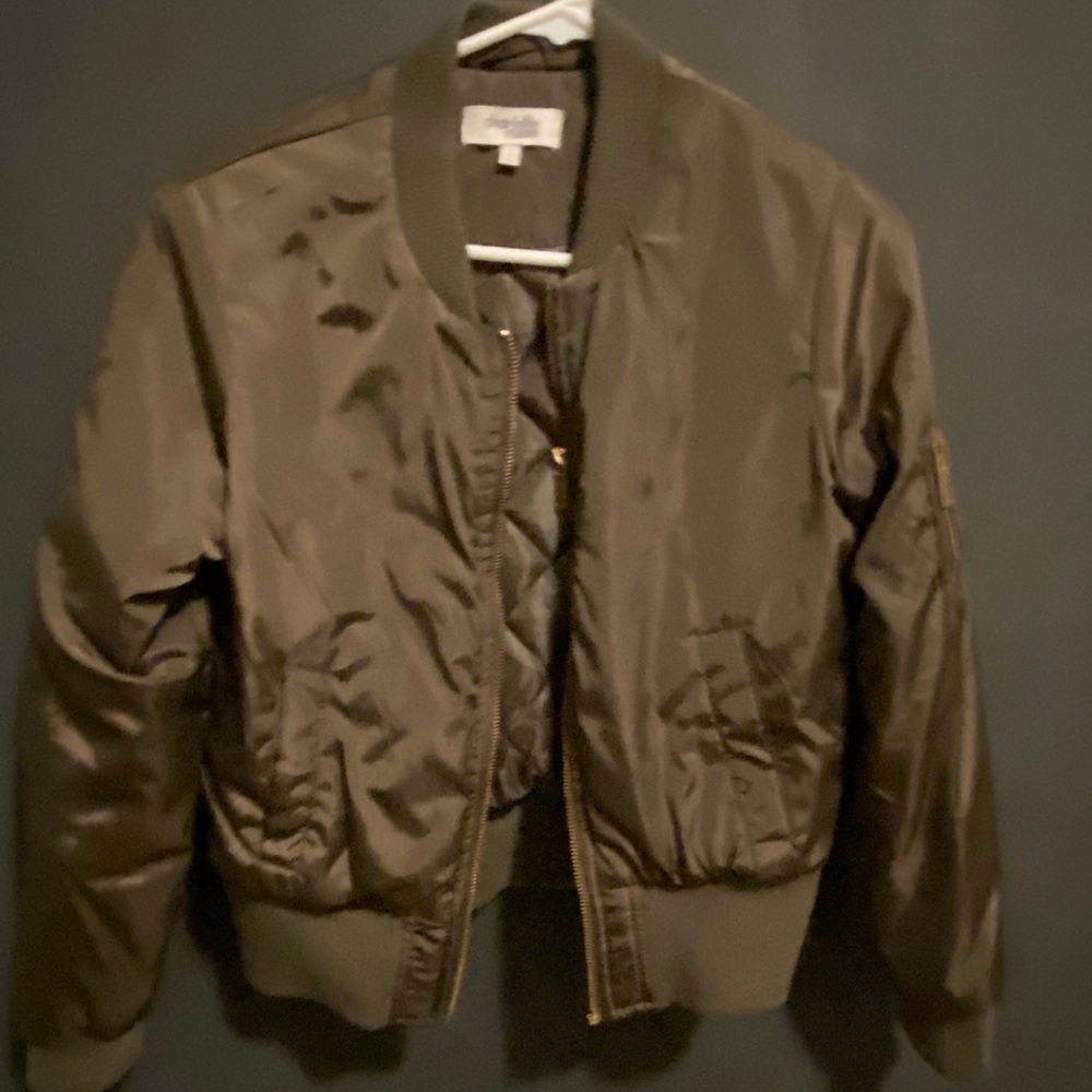 Bomber jacket in dark green.